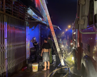 Hà Nội: Kịp thời cứu 2 người mắc kẹt trong vụ cháy nhà lúc rạng sáng 