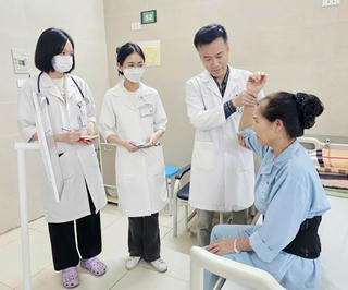 Đừng để vai “đông cứng” mới đi khám