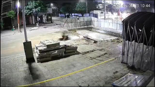 Quảng Ninh: Nam thanh niên điều khiển xe máy vượt biển cảnh báo, rơi xuống hố công trình