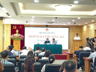 Vì sao có những kỳ điều hành giá xăng dầu vào ban đêm?