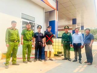 Phát hiện vụ vận chuyển trái phép gần 1.300 lít dầu qua biên giới