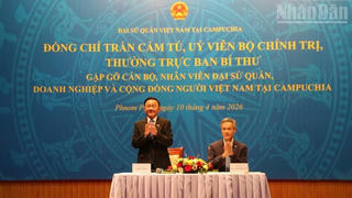 Thường trực Ban Bí thư Trần Cẩm Tú gặp gỡ cán bộ, nhân viên Đại sứ quán và cộng đồng người Việt Nam tại Campuchia