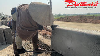 Chuyện những người phụ nữ làm ‘việc của đàn ông’ giữa thời tiết 40 độ C