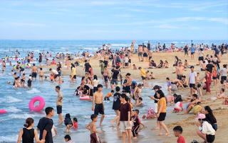 Đà Nẵng: Biển Tam Thanh đông nghịt người tránh nắng nóng 