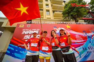 Hồ Gươm rực sắc đỏ trong giải chạy của lực lượng Công an Hà Nội