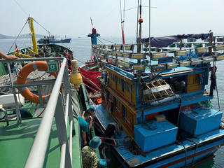 Đà Nẵng: Tàu cá thủng đáy trên biển, 12 ngư dân được ứng cứu kịp thời