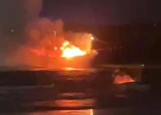 Quảng Ngãi: Tàu cá đang neo đậu bốc cháy 