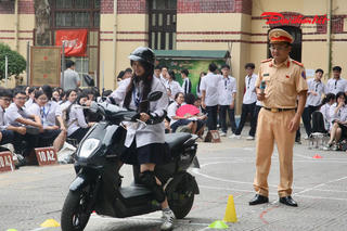 Hà Nội: Hơn 1.200 học sinh Trường THPT Trần Phú được trang bị kỹ năng lái xe an toàn