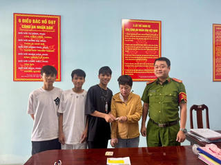 Biểu dương nhóm học sinh không tham tiền, vàng, trả lại cho khách tắm biển