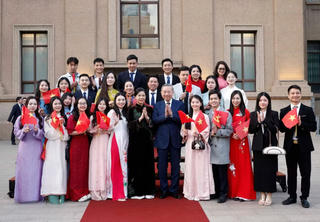 Tổng Bí thư, Chủ tịch nước và Phu nhân gặp gỡ cộng đồng người Việt tại Trung Quốc