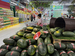 Giá hàng hóa, dịch vụ tăng cao: Người tiêu dùng thắt chặt chi tiêu