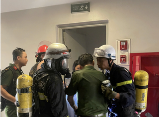 Hà Nội: Kịp thời cứu 3 người mắc kẹt trong vụ cháy chung cư tại phường Khương Đình
