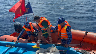 Cảnh sát biển cứu giúp một ngư dân gặp nạn trên vùng biển Trường Sa