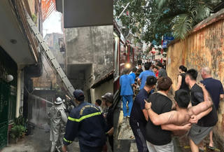 Cháy nhà 4 tầng ở Hà Nội, 3 người thoát nạn