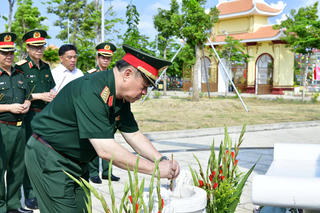 Đại tướng Nguyễn Trọng Nghĩa đến thăm, làm việc tại Trung đoàn 10, Quân khu 7