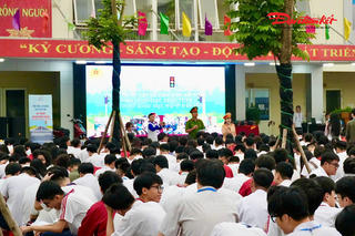 Hà Nội: Tuyên truyền pháp luật và hướng dẫn lái xe an toàn cho học sinh Trường THPT Xuân Phương