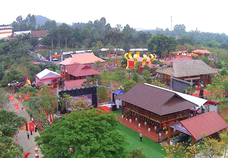 Trẩy hội giữa 'Ngôi làng đa sắc' dưới chân núi Nghĩa Lĩnh