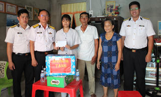 Cán bộ Hải quân tới nhà tặng quà con em ngư dân nghèo miền Tây Nam bộ