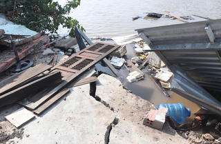 Sạt lở nghiêm trọng, nhiều nhà dân dọc kênh xáng Cà Mau-Bạc Liêu hư hỏng nặng 