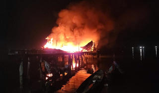 Huế: Tàu cá bất ngờ bốc cháy dữ dội trong đêm