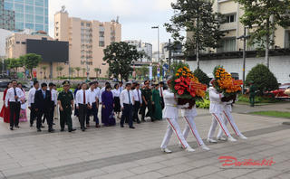 Đoàn đại biểu Trung ương và TP Hồ Chí Minh dâng hương tưởng niệm Chủ tịch Hồ Chí Minh