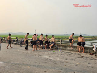 Nghệ An: Nguy hiểm rình rập khi tắm kênh giải nhiệt