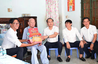 Chủ tịch Mặt trận tỉnh Khánh Hòa, thăm, tặng quà người có công với cách mạng tại địa phương