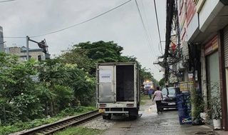 Tàu hỏa phanh gấp vì ô tô đỗ “lấn” hành lang an toàn đường sắt ở Hà Nội