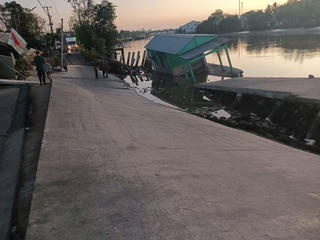 Cà Mau: Sạt lở lúc rạng sáng, 70m đường bị sụp xuống sông