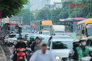 Người dân lỉnh kỉnh đồ đạc rời Thủ đô, cửa ngõ phía Nam Hà Nội đông đúc trước kỳ nghỉ lễ