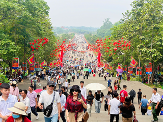 Lượng người đổ về Đền Hùng tăng đột biến