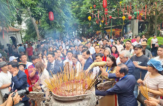 Từ Điện Kính Thiên đến ban thờ Vua Hùng ở nước ngoài: Nối dài mạch nguồn tiên rồng