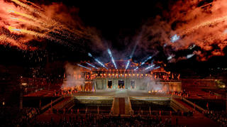 Hàng nghìn người dân đến Đại Nội Huế xem Hoàng cung huyền ảo về đêm