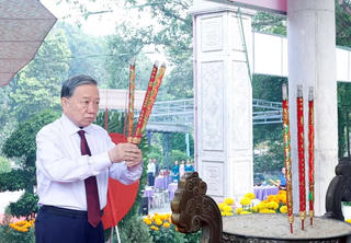 Tổng Bí thư, Chủ tịch nước dâng hương tưởng niệm các Anh hùng liệt sỹ ở Tây Ninh