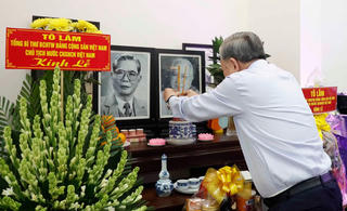 Tổng Bí thư, Chủ tịch nước dâng hương tưởng nhớ các đồng chí lãnh đạo tiền bối