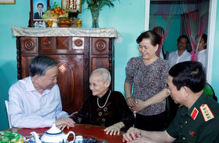 Tổng Bí thư, Chủ tịch nước Tô Lâm thăm Mẹ Việt Nam Anh hùng tại TP Hồ Chí Minh