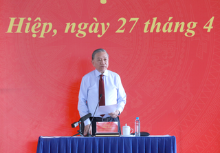 Tiếp tục coi việc chăm lo đời sống người lao động là một nhiệm vụ chính trị quan trọng