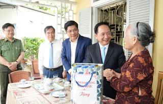 Trưởng Ban Tuyên giáo và Dân vận Trung ương Trịnh Văn Quyết tặng quà tại Huế