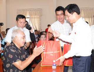 Trưởng ban Tổ chức Trung ương Nguyễn Duy Ngọc tặng quà các hộ gia đình chính sách, hộ nghèo tại Cần Thơ