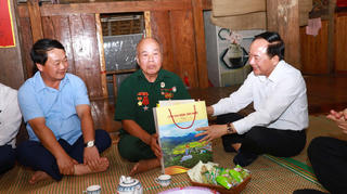 Trưởng ban Tuyên giáo và Dân vận Trung ương thăm, tặng quà các gia đình chính sách tại Tuyên Quang