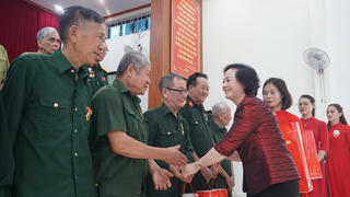Phó Thủ tướng Phạm Thị Thanh Trà thăm, tặng quà gia đình chính sách, công nhân và hộ nghèo tại tỉnh Lào Cai