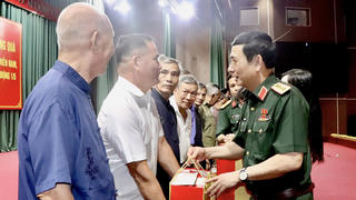 Đại tướng Phan Văn Giang tặng quà cho người nghèo, người lao động khó khăn tại Thái Nguyên