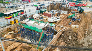 Sau hơn 3 tháng thi công, hai cầu vượt Vành đai 1 dần lộ diện