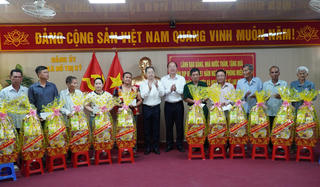 Chánh án Tòa án nhân dân tối cao tặng quà cho gia đình chính sách tại tỉnh Cà Mau