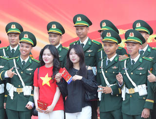 Dòng người đổ về sân vận động Mỹ Đình thưởng thức chương trình nghệ thuật “Âm vang Tổ quốc”