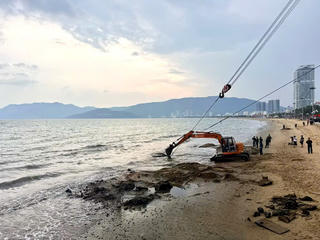 Gia Lai: Triển khai trục vớt xác xe tăng tại bãi biển Quy Nhơn 