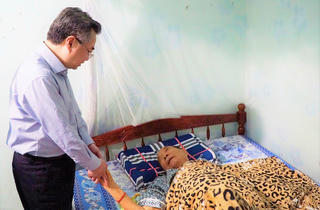 Trưởng Ban Chính sách, Chiến lược Trung ương thăm, tặng quà gia đình chính sách tại Quảng Ngãi