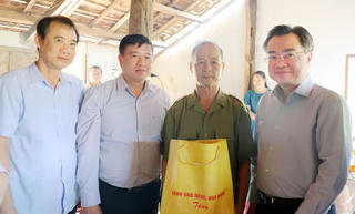 Trưởng Ban Chính sách, Chiến lược Trung ương Nguyễn Thanh Nghị thăm, tặng quà gia đình chính sách tại Lâm Đồng