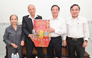 Phó Chủ tịch Quốc hội Nguyễn Khắc Định thăm, tặng quà các gia đình chính sách tại Khánh Hòa