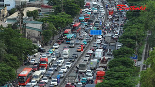 Dòng xe đông đúc rời Hà Nội, người dân bắt đầu kỳ nghỉ lễ 30/4 - 1/5